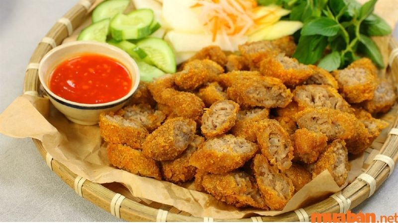 Nem chua rán là món ăn vặt nổi tiếng Hà Nội