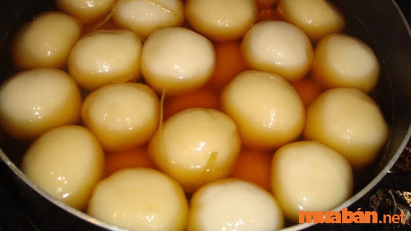 Bánh ngào có phần vỏ bên ngoài được làm từ bột gạo phủ gừng, mật và đậu phộng béo béo