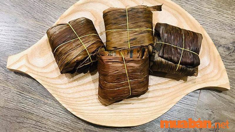 Bánh gai làng Khóng có lớp vỏ bánh màu đen và được gói bằng lá gai