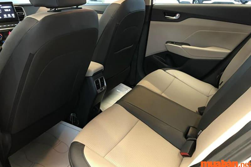 Ghế ngồi và khoang hành lý của xe Hyundai Accent