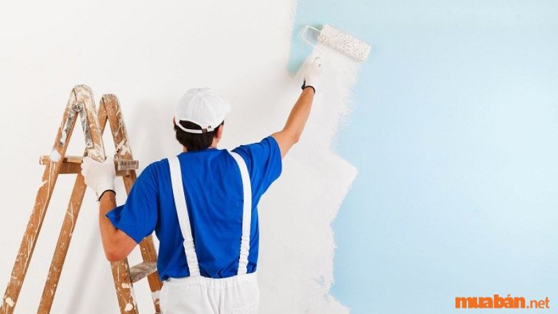 Vậy khoảng bao lâu chúng ta nên sơn nhà? Thực ra câu hỏi này không có câu trả lời chính xác tuyệt đối. Vì thông thường bạn sẽ mất khoảng 5 -7 năm thì có thể sơn lại một lần. Nhưng để một công trình được quyết định có nên sơn lại hay không còn phụ thuộc rất nhiều vào các loại sơn nhà cũ cũng như chất lượng ra sao. Liệu sơn cũ còn có thể sử dụng được tốt hay không, hay mới chỉ sơn được 3 năm mà tường nhà đã bong tróc, mọc đầy rong rêu,...