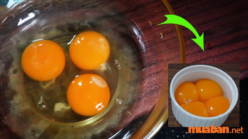 Đánh trứng làm bánh thuẫn hấp