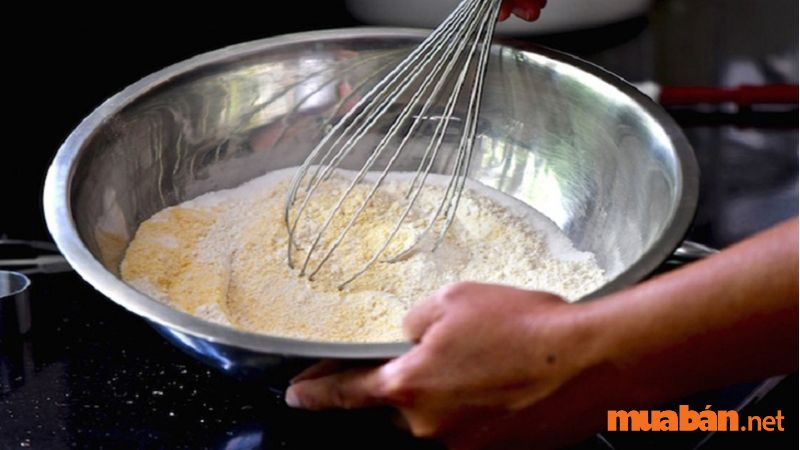 Cách làm bánh thuẫn ngày Tết - Trộn hỗn hợp bánh thuẫn hấp