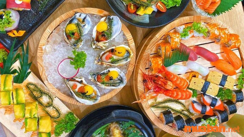 Sushi hải sản luôn tươi ngon, được trang trí bắt mắt