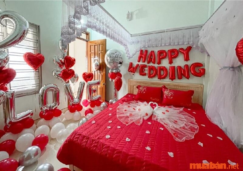 Cách trang trí phòng cưới ở nông thôn thường trải ga đỏ đem đến may mắn, hạnh phúc.