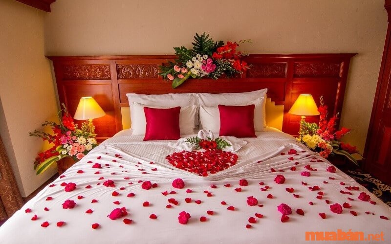 Dùng hoa tươi trang trí phòng tân hôn để tăng cảm giác lãng mạn.