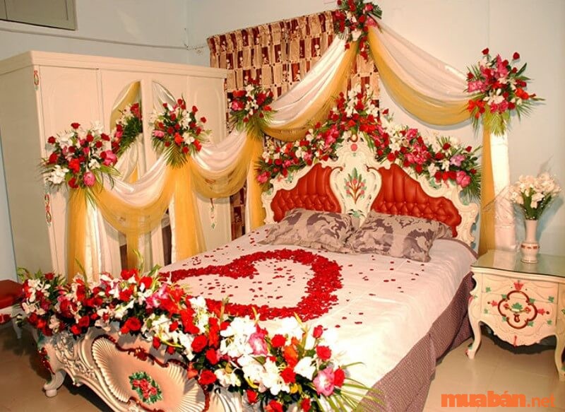Phòng cưới được trang trí cổ điển với hoa tươi khắp giường.