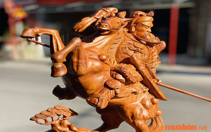 The statue of Guan Gong riding a horse shows the bravery of a general