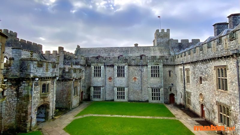 UWC Atlantic (AC), Wales như một bản thu nhỏ của Hogwarts vậy, bởi trước đây trường xây dựng như là tòa lâu đài cổ kính được xây từ những năm của thế kỷ XII, nằm ngay vị trí gần bờ biển.
