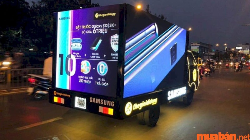 Roadshow màn hình LED nổi bật khi di chuyển trên đường