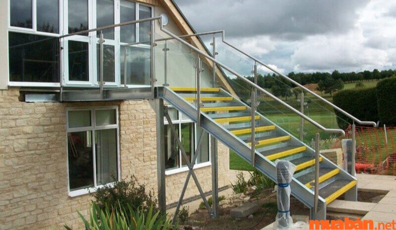 Việc sử dụng hình thức cầu thang đứng phù hợp với các ngôi nhà có không gian mở