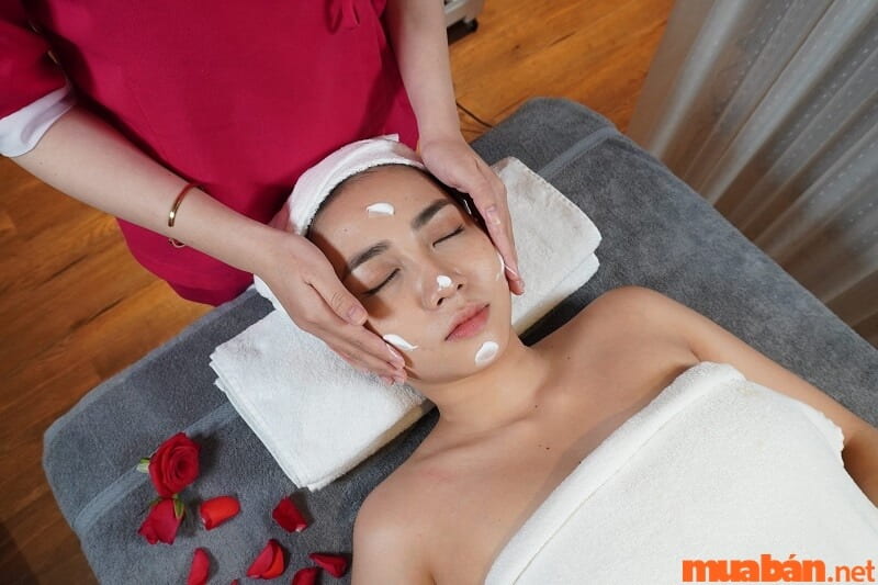 Kỹ năng quan trọng của Therapist đó là massage, tẩy tế bào chết, trị liệu,...