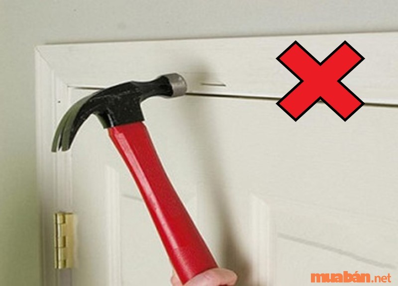 Không nên dùng đinh đóng vào cửa nhà, thay vào đó là móc dán cửa.