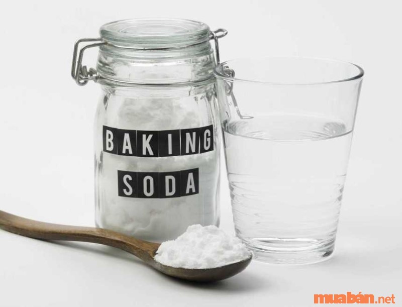 Muối hay baking soda là những nguyên liệu giúp xử lý mùi hôi nhà vệ sinh của bạn