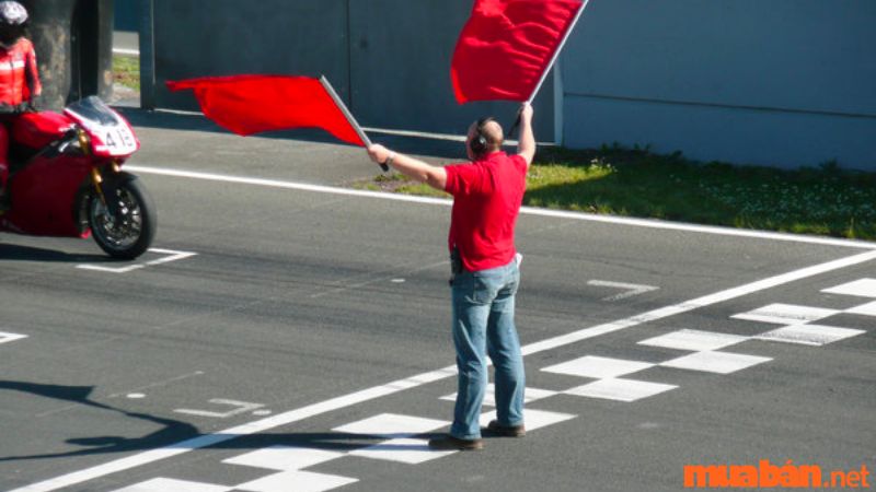 Nguồn gốc, công dụng của red flag trong các cuộc đua