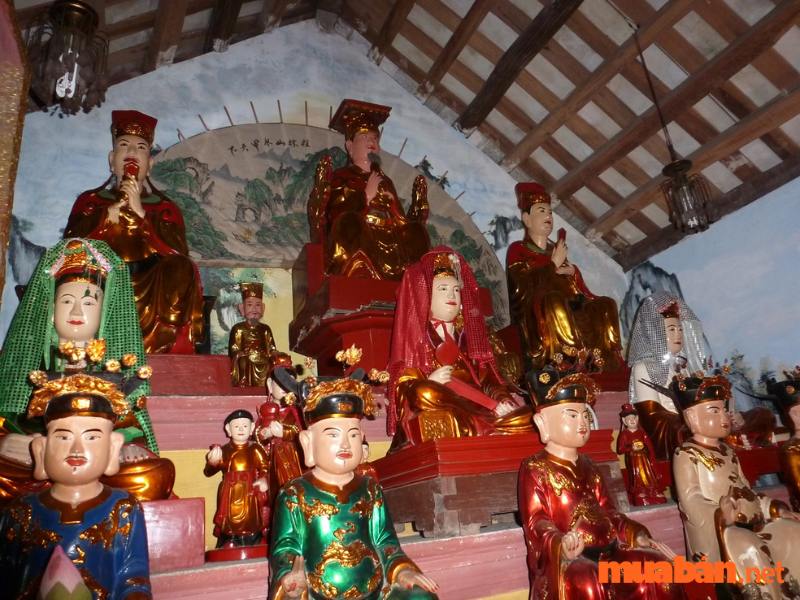 Ban Công Đồng là ban thờ tam phủ, tứ phủ trong tín ngưỡng thờ Mẫu của người Việt