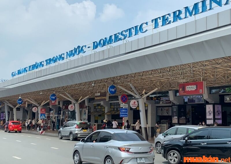 Nếu ở khu vực miền Bắc hoặc miền Trung muốn đến du lịch Đồng Nai thì có thể đặt vé máy bay đến Tân Sơn Nhất.