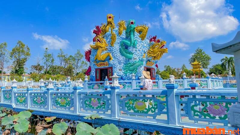 Hồ Cửu Long tại chùa Huỳnh Đạo