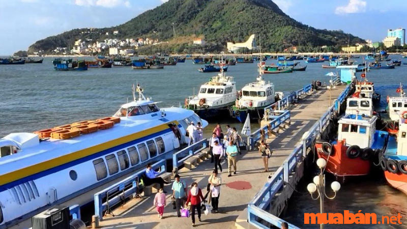 Du khách có thể đến với Côn Đảo bằng phương tiện là tàu biển