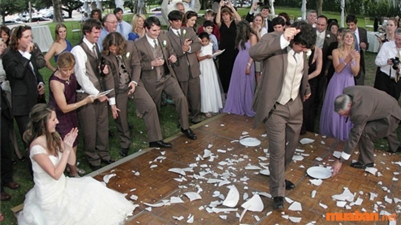 Người Đức làm vỡ cốc trong đám cưới