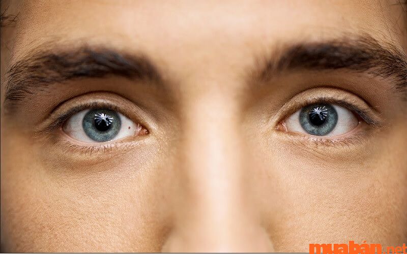Có nốt ruồi nằm ngay trong lòng trắng của mắt khiến đàn ông trở nên thu hút hơn