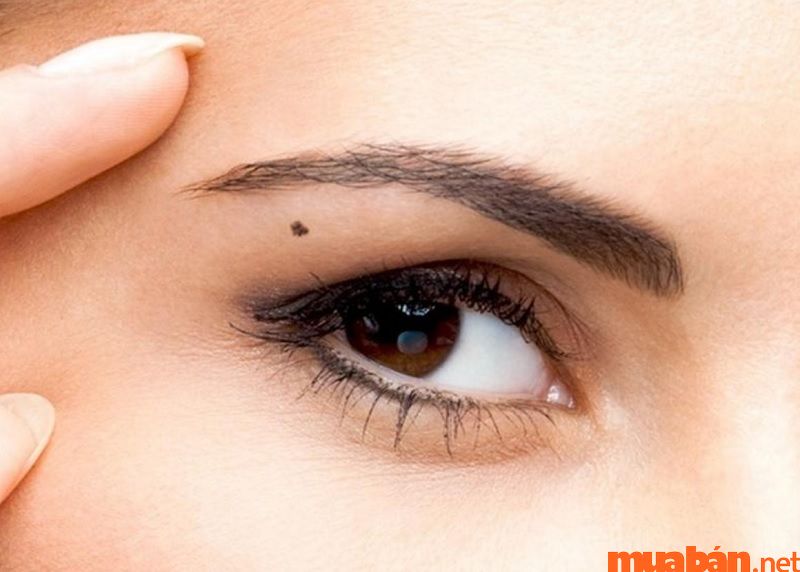 Nốt ruồi xuất hiện ở gần mắt thì chứng tỏ đây là người thường thích đong đưa
