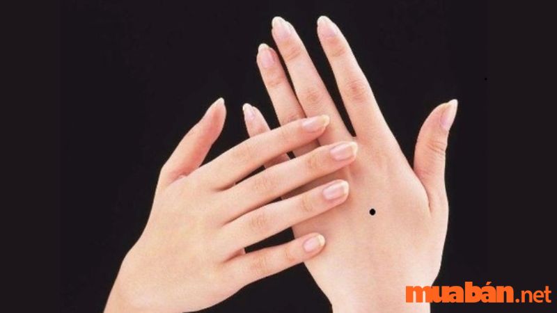  Mụn ruồi mu bàn tay - Những điều thú vị xoay quanh mụn ruồi da bàn tay