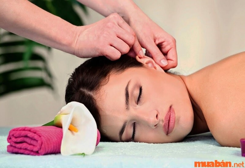 Massage tai giúp lưu thông máu, giảm đau nhức, sưng đỏ trên tai.