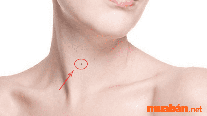 nốt ruồi mọc ở vị trí trên ngực gần vực cổ và yết hầu