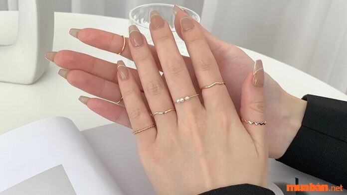 Con gái đeo nhẫn tay nào