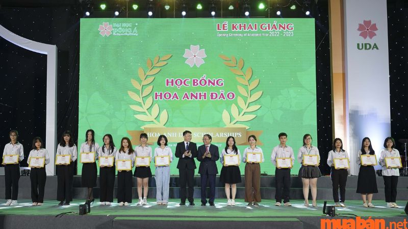 Đại học Đông Á trao tặng học bổng cho sinh viên