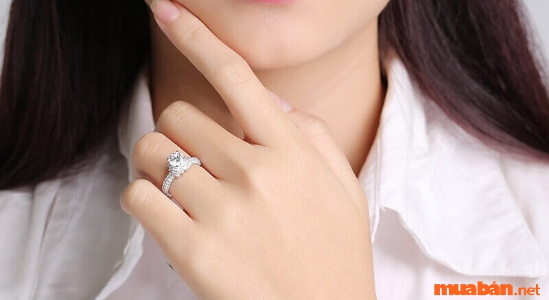 Con gái đeo nhẫn tay nào