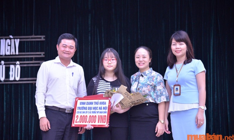 Trường Đại học Hà Nội luôn tạo chương trình tặng học bổng sinh viên