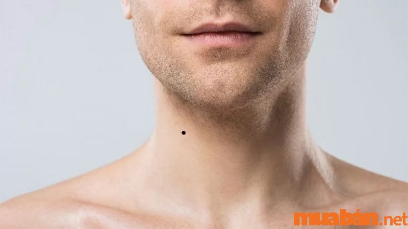 Nốt ruồi ở bên phải cổ nam giới có ý nghĩa gì?