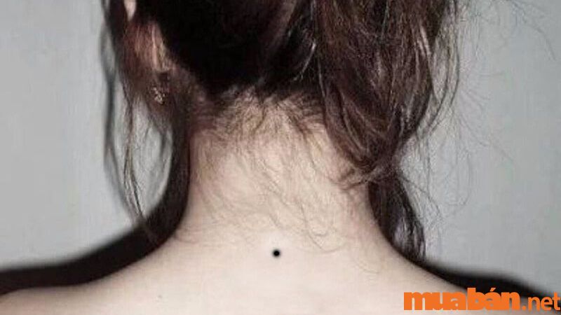 Nốt ruồi ở sau cổ chính giữa gáy nữ giới có ý nghĩa gì?
