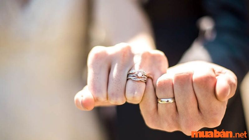 Chụp ảnh cưới có nên đeo nhẫn cưới hay không?