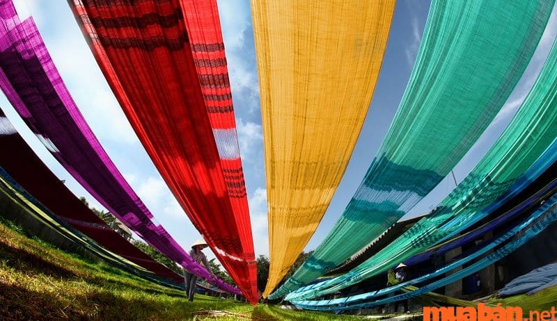 Vạn Phúc là một trong những làng nghề làm lụa tơ tằm nổi tiếng ở Việt Nam