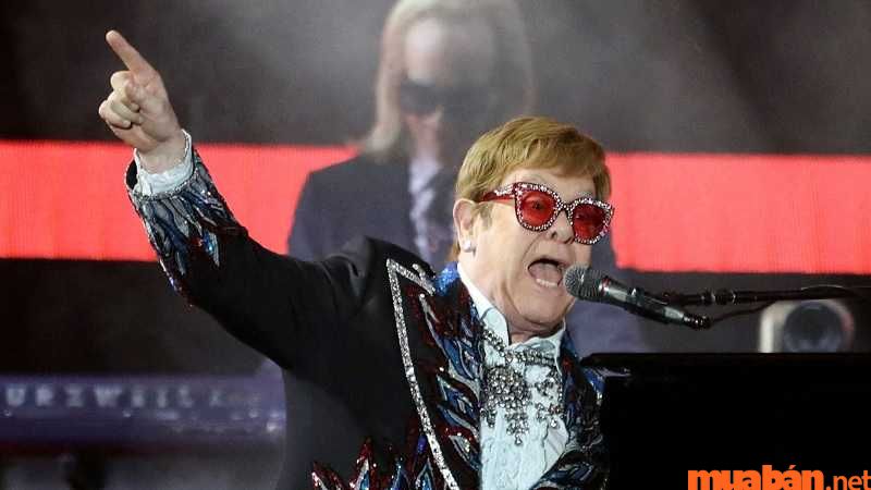 Elton John bán được hơn 300 triệu đĩa nhạc trong sự nghiệp âm nhạc của ông