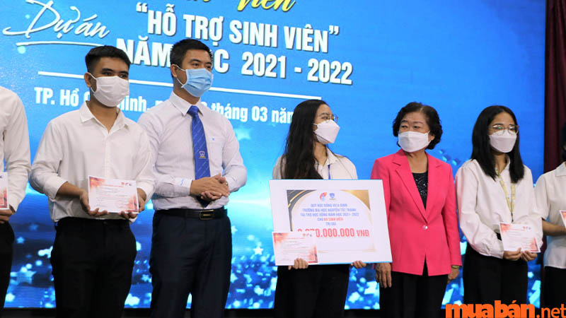 Sinh viên thuộc diện miễn giảm học phí Đại học Ngân hàng sẽ được Nhà nước và nhà trường hỗ trợ