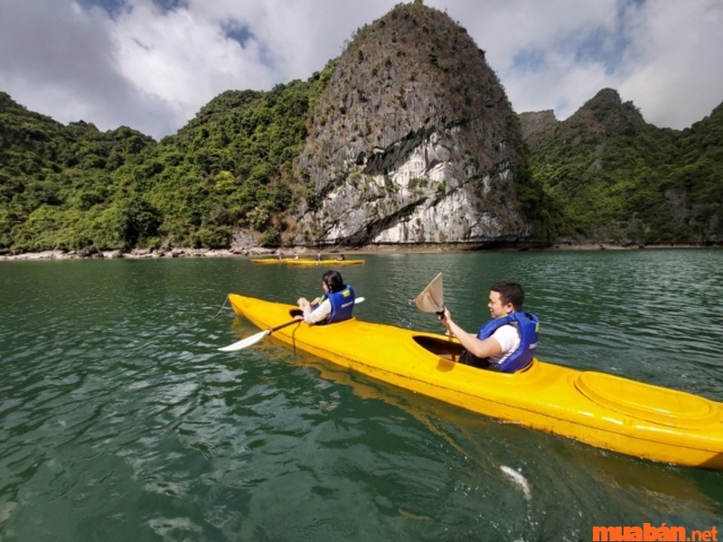 Kinh nghiệm du lịch cát bà: Mặc đồ bảo hộ khi chèo thuyền kayak