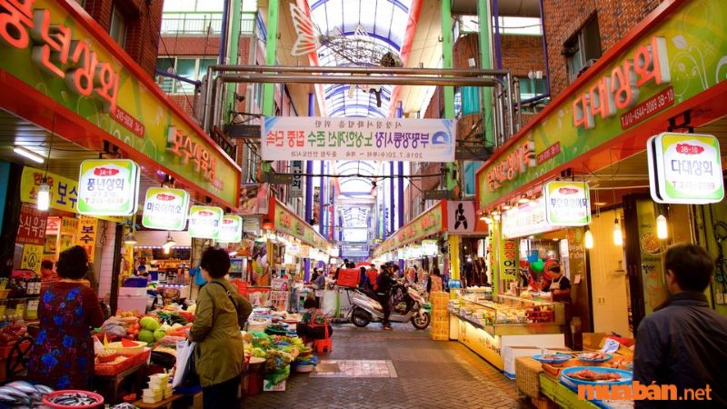 Khu ẩm thực Gukje là một điểm đến khám phá ẩm thực đường phố nổi tiếng tại Busan, Hàn Quốc