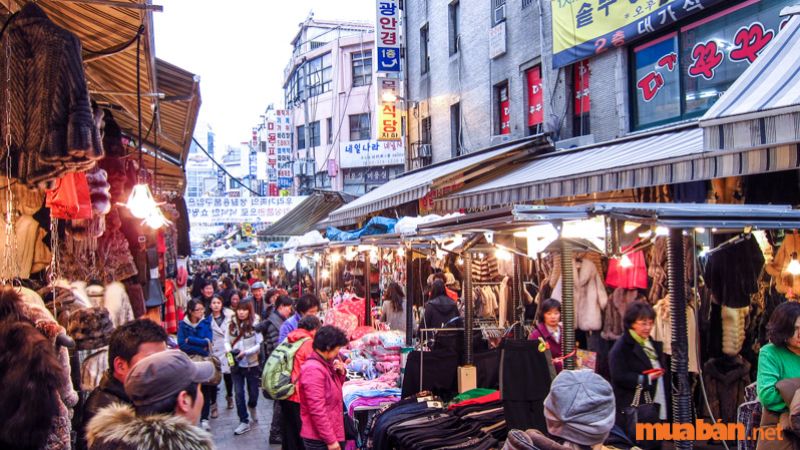 Theo kinh nghiệm du lịch Hàn Quốc, bạn nên mua sắm tại các trung tâm dưới lòng đất. Bởi nơi này sẽ có nhiều mặt hàng có giá tương đối nhỉnh hơn, chỉ khoảng từ 5000 won đến 20.000 won.