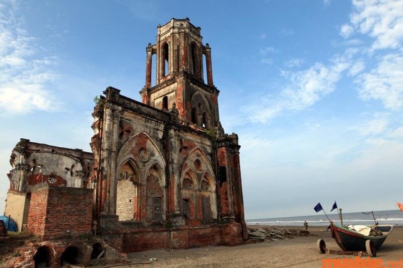 Biển Hải hậu nổi bật lên với những ngôi đền thờ bỏ hoang nằm dọc ven biển.