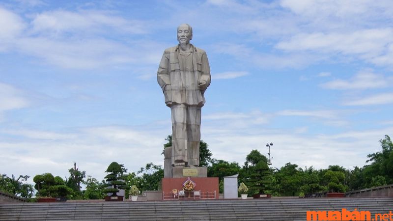 Quảng trường và tượng đài Hồ Chí Minh
