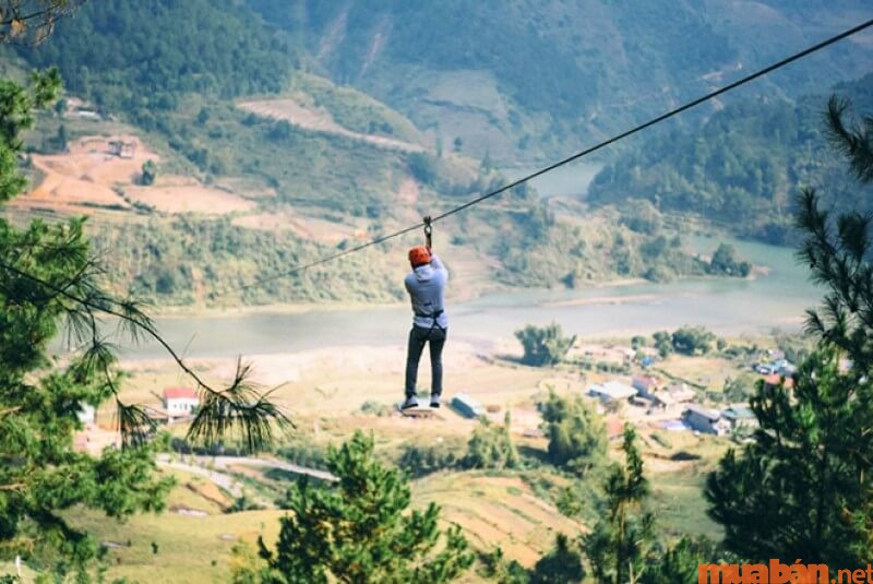Kinh nghiệm du lịch Yên Bái nên đi dây zipline để ngắm nhìn phong cảnh núi rừng hùng vĩ.