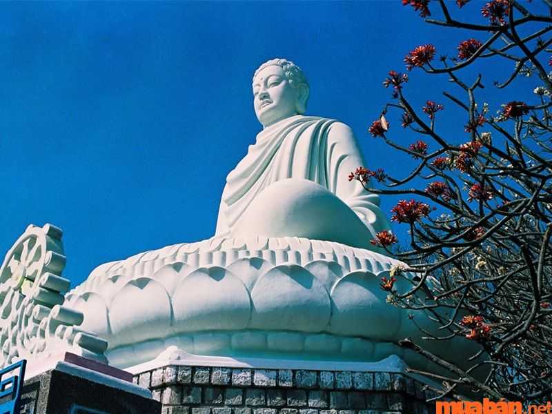 Thích Ca Phật Đài có tượng Phật Thích Ca khổng lồ cao 2,4m