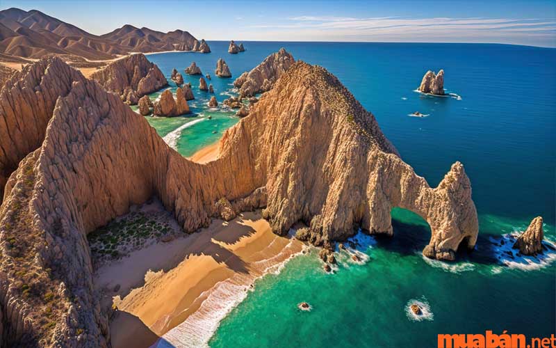 Cabo San Lucas nổi tiếng với những dãy núi cao và cổng vòm độc đáo nhất trên thế giới