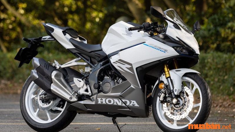 Cái tên đầu tiên không thể không kể đến trong danh sách xe moto cho nữ đó chính là Honda CBR250RR 2023.