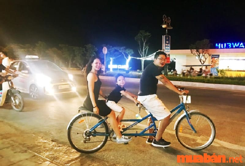 Kinh nghiệm du lịch Sầm Sơn thuê xe đạp đôi khám phá phố biển về đêm