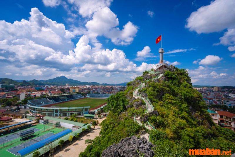 Kinh nghiệm du lịch Lạng Sơn - Bắt trọn vẻ đẹp của cột cờ Núi Phai Vệ